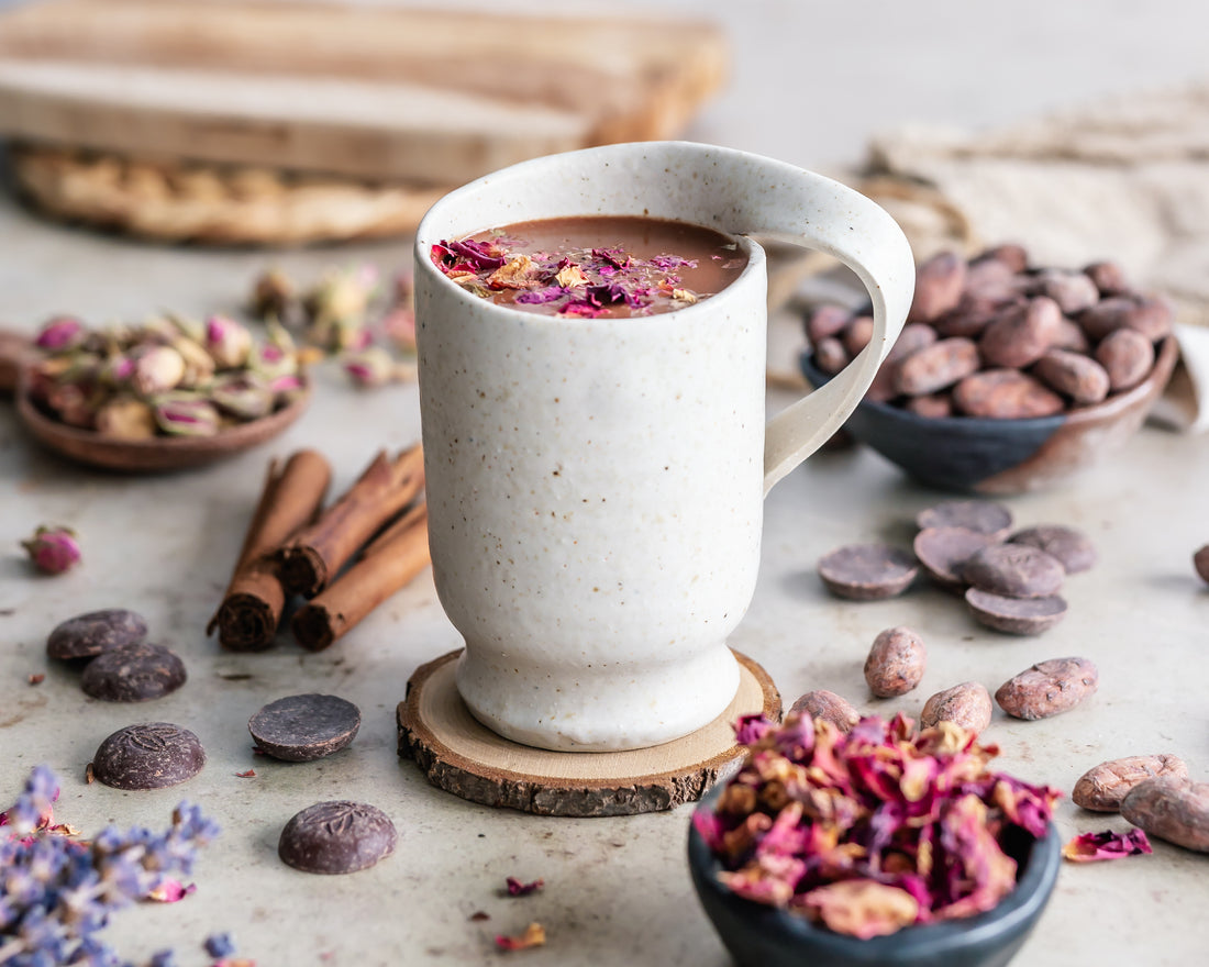 Cacao mit Rosenblättern